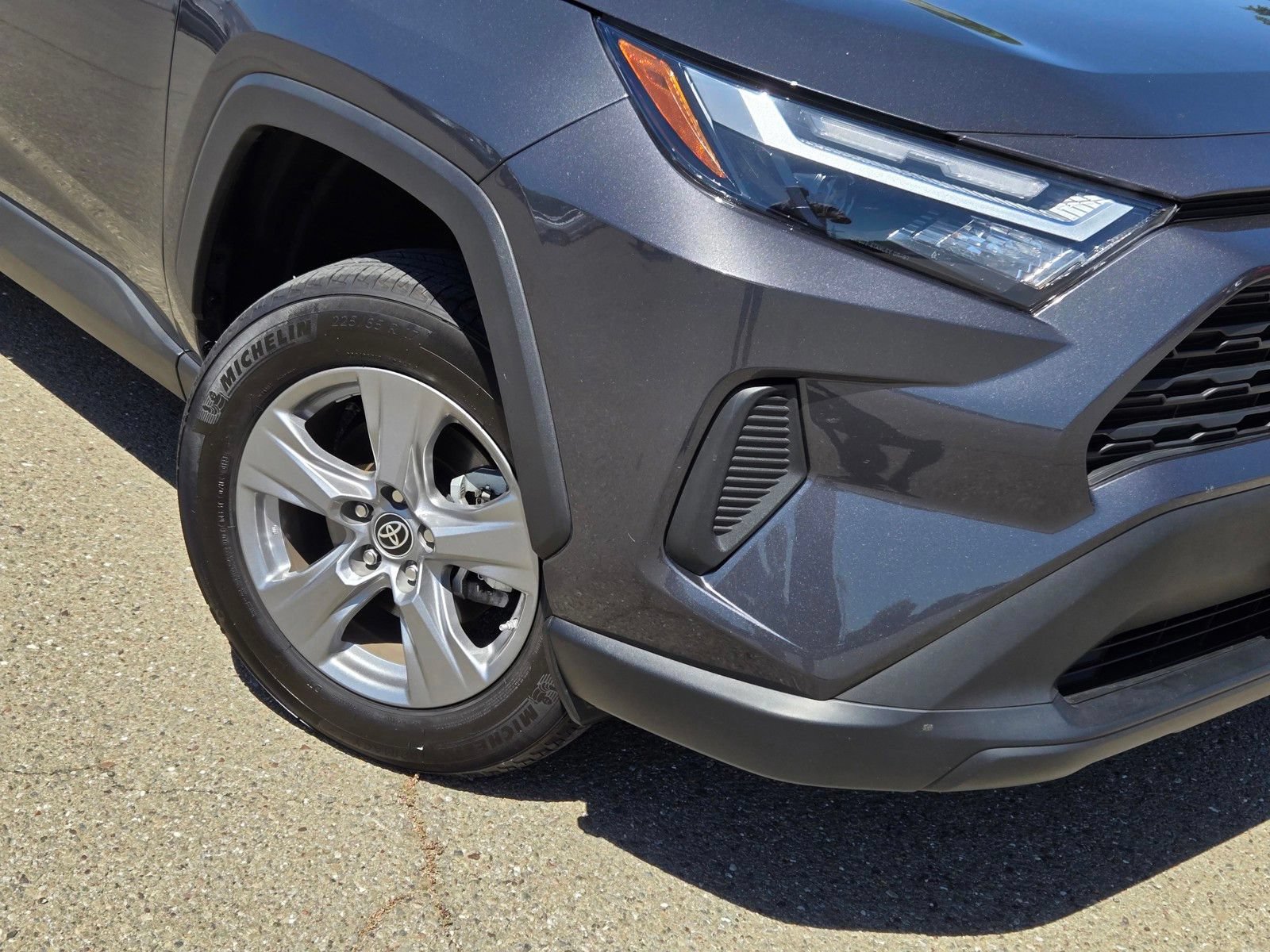Used 2024 Toyota RAV4 LE AWD/4WD image 9