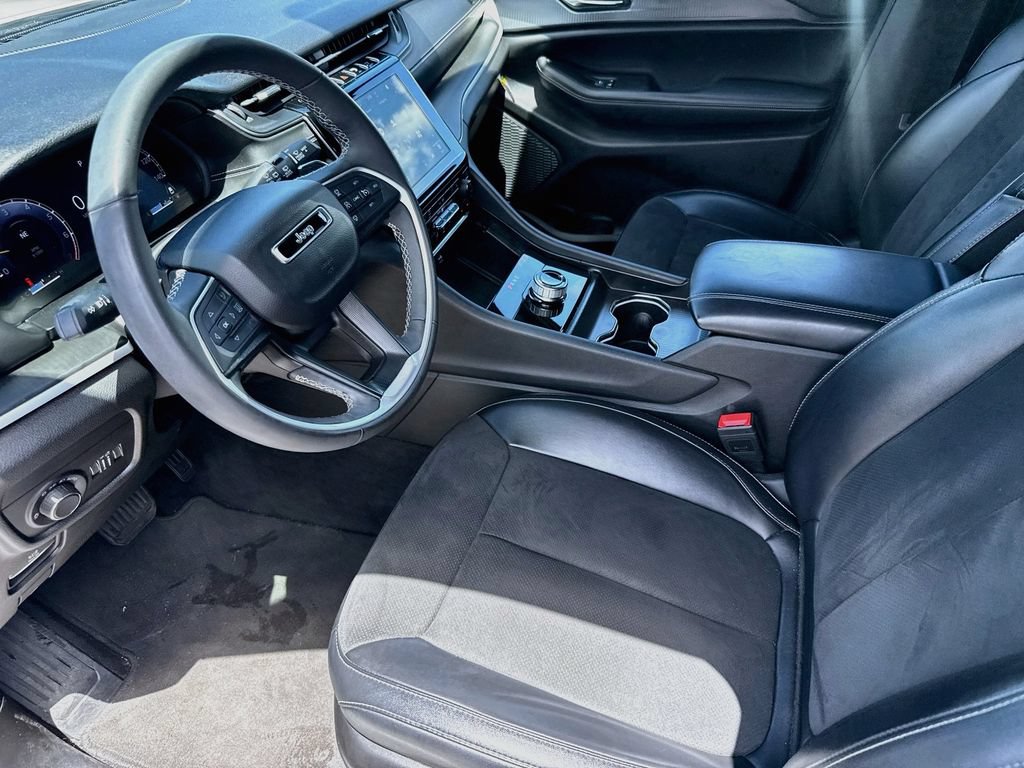 Used 2024 Jeep Grand Cherokee Altitude RWD image 25