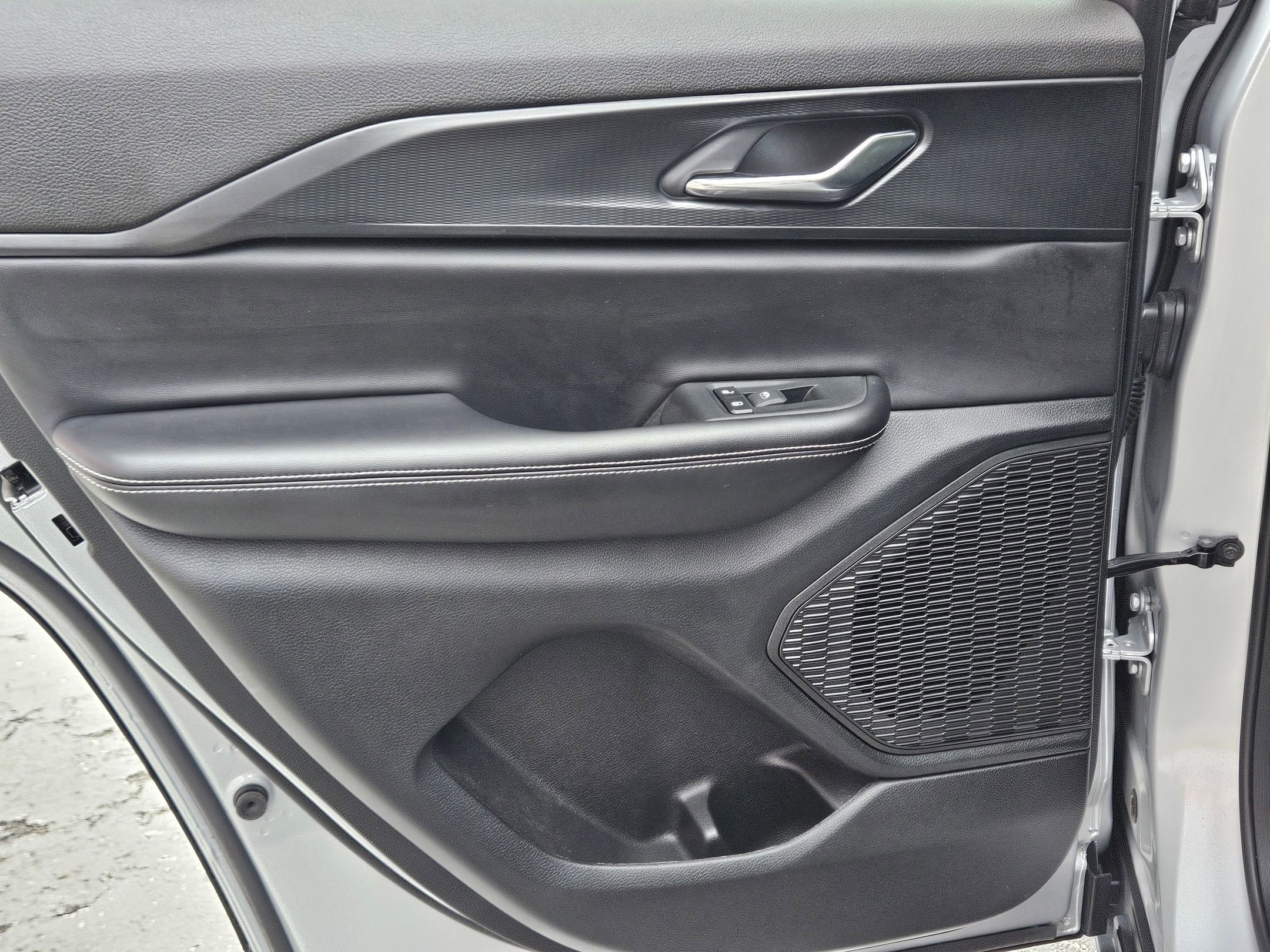 Used 2024 Jeep Grand Cherokee Altitude AWD/4WD image 23