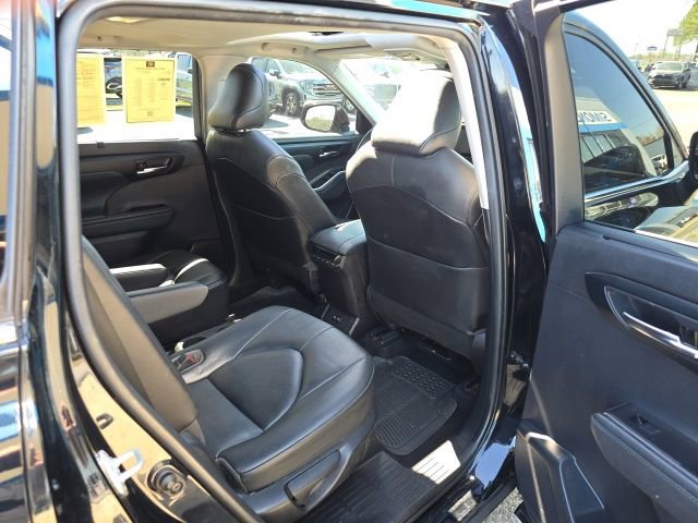 Used 2021 Toyota Highlander XLE FWD image 43