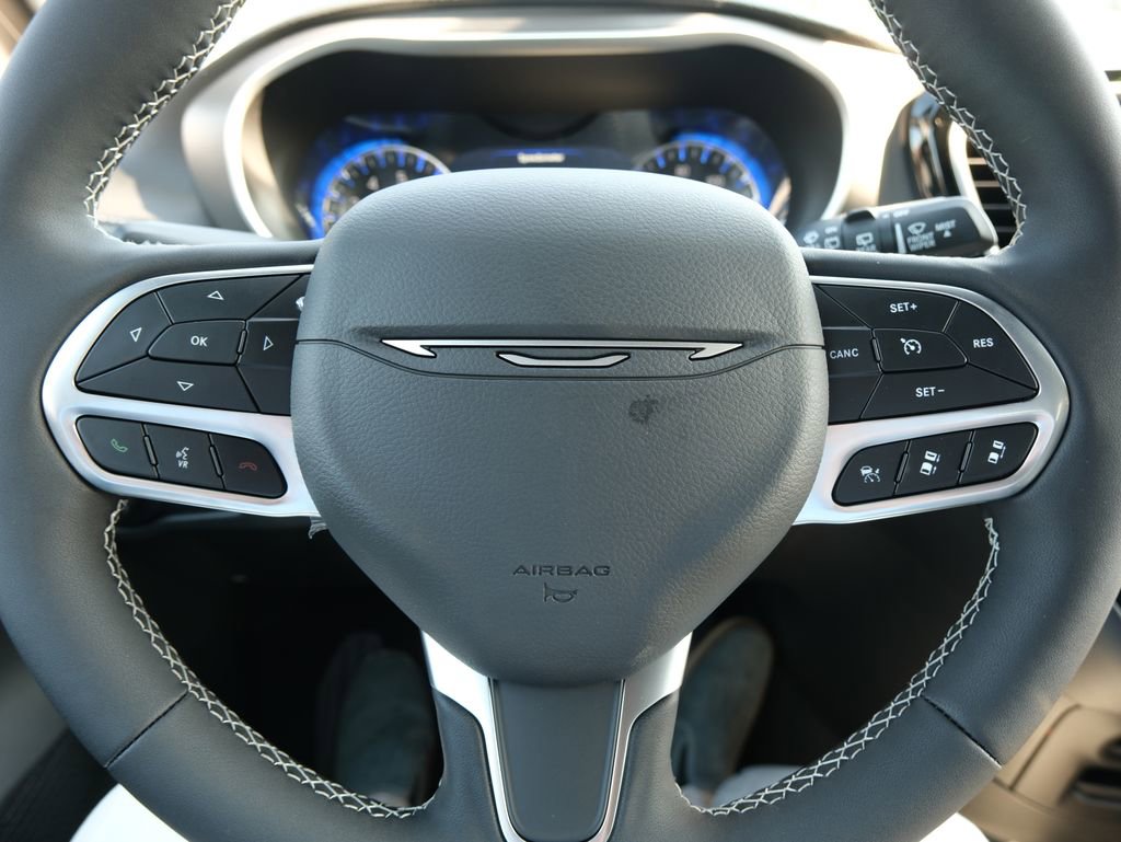New 2027 Chrysler Pacifica Select FWD image 16