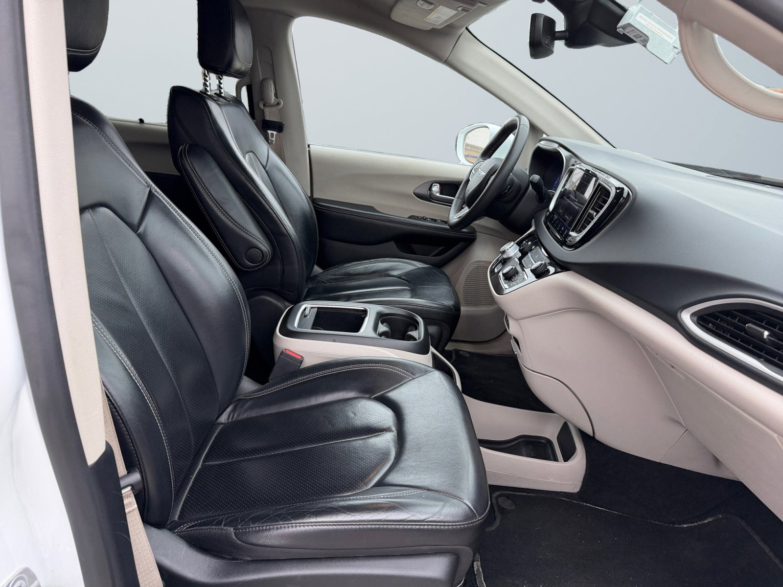 Used 2022 Chrysler Pacifica Touring-L image 17