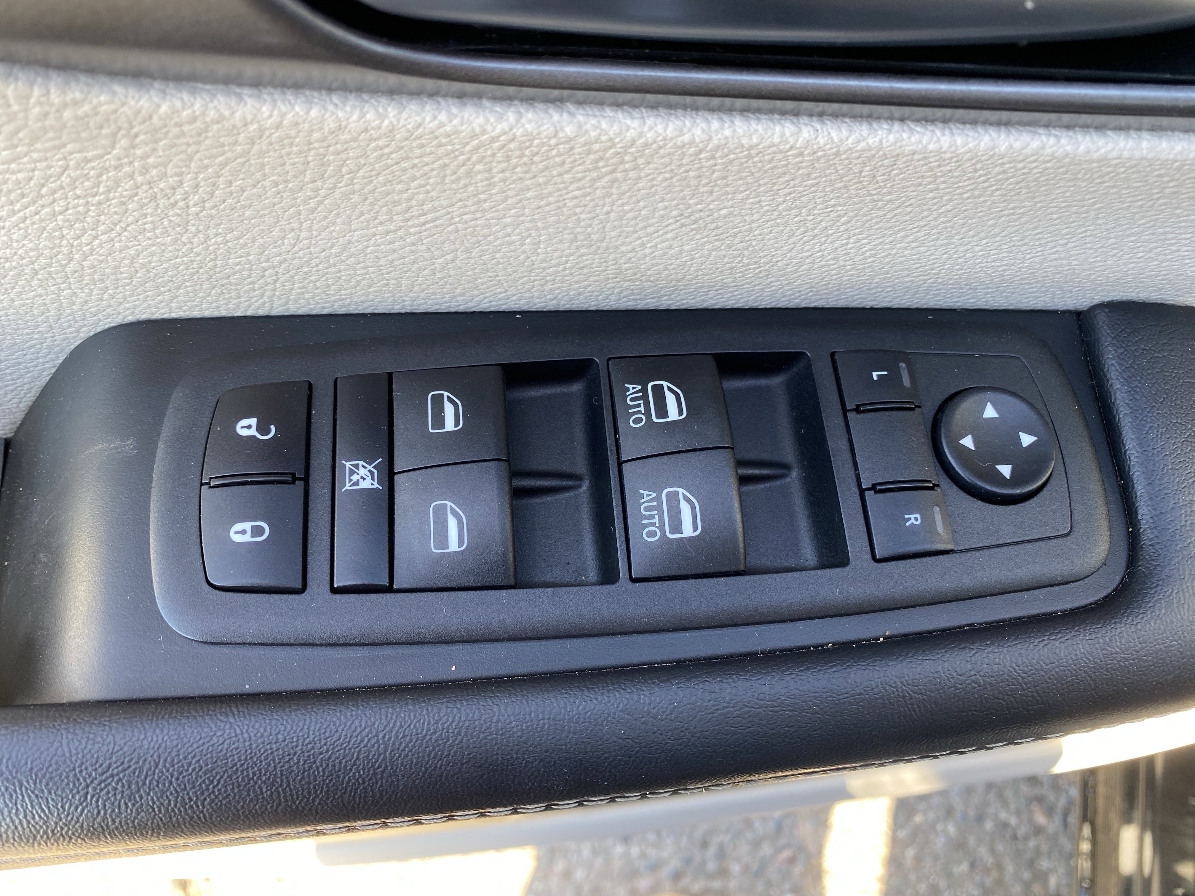 Used 2023 Chrysler Pacifica Touring-L image 21