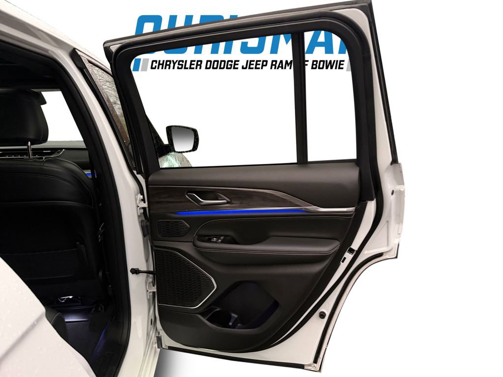 Used 2024 Jeep Grand Cherokee Overland image 17