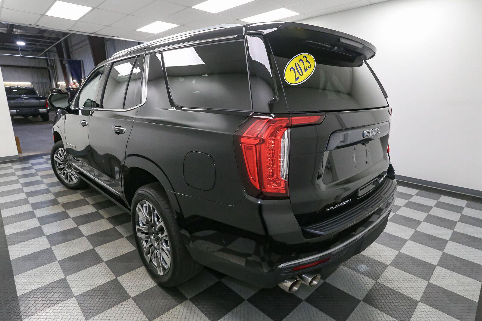 Used 2023 GMC Yukon Denali Ultimate AWD/4WD image 11