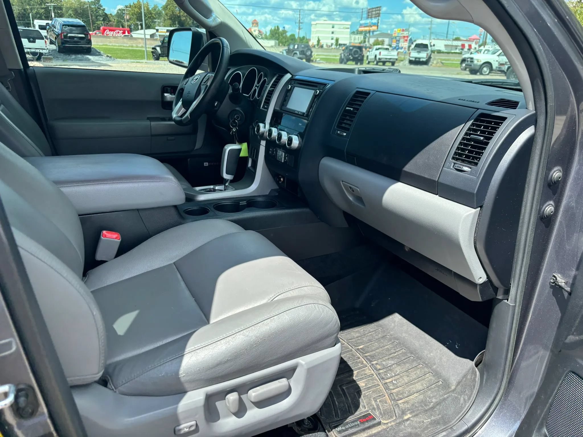 Used 2014 Toyota Sequoia Limited AWD/4WD image 18