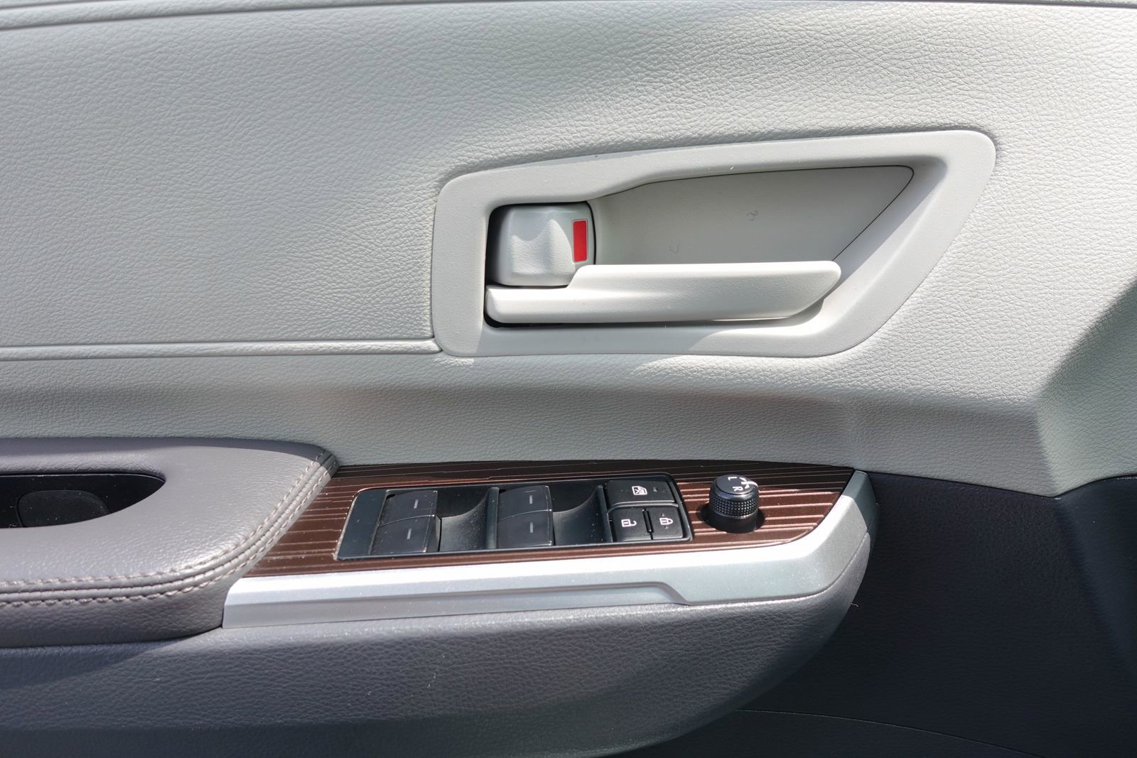 Used 2024 Toyota Sienna LE FWD image 15