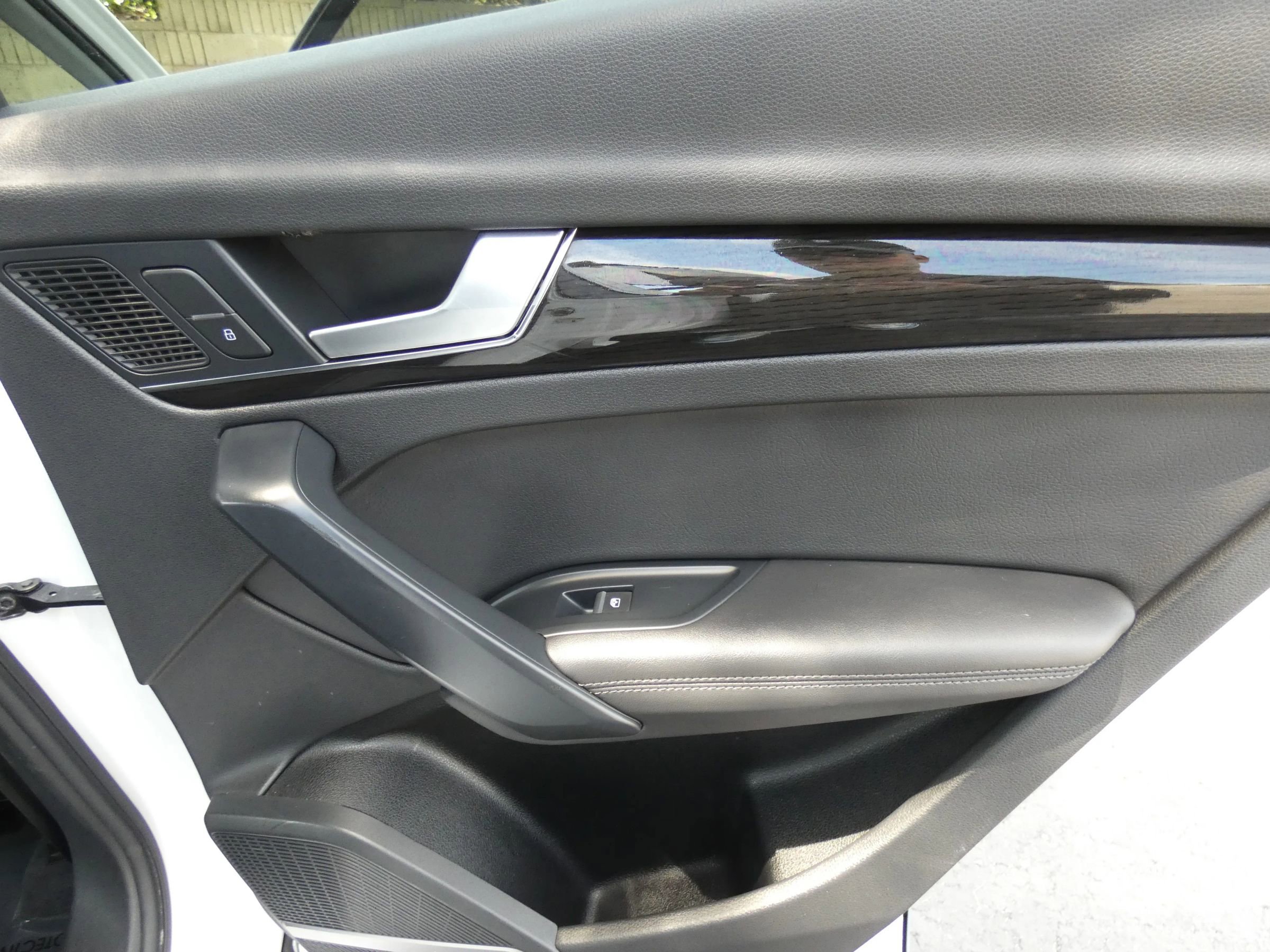 Used 2020 Audi Q5 e Premium Plus image 37