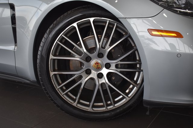 Used 2022 Porsche Panamera RWD image 2