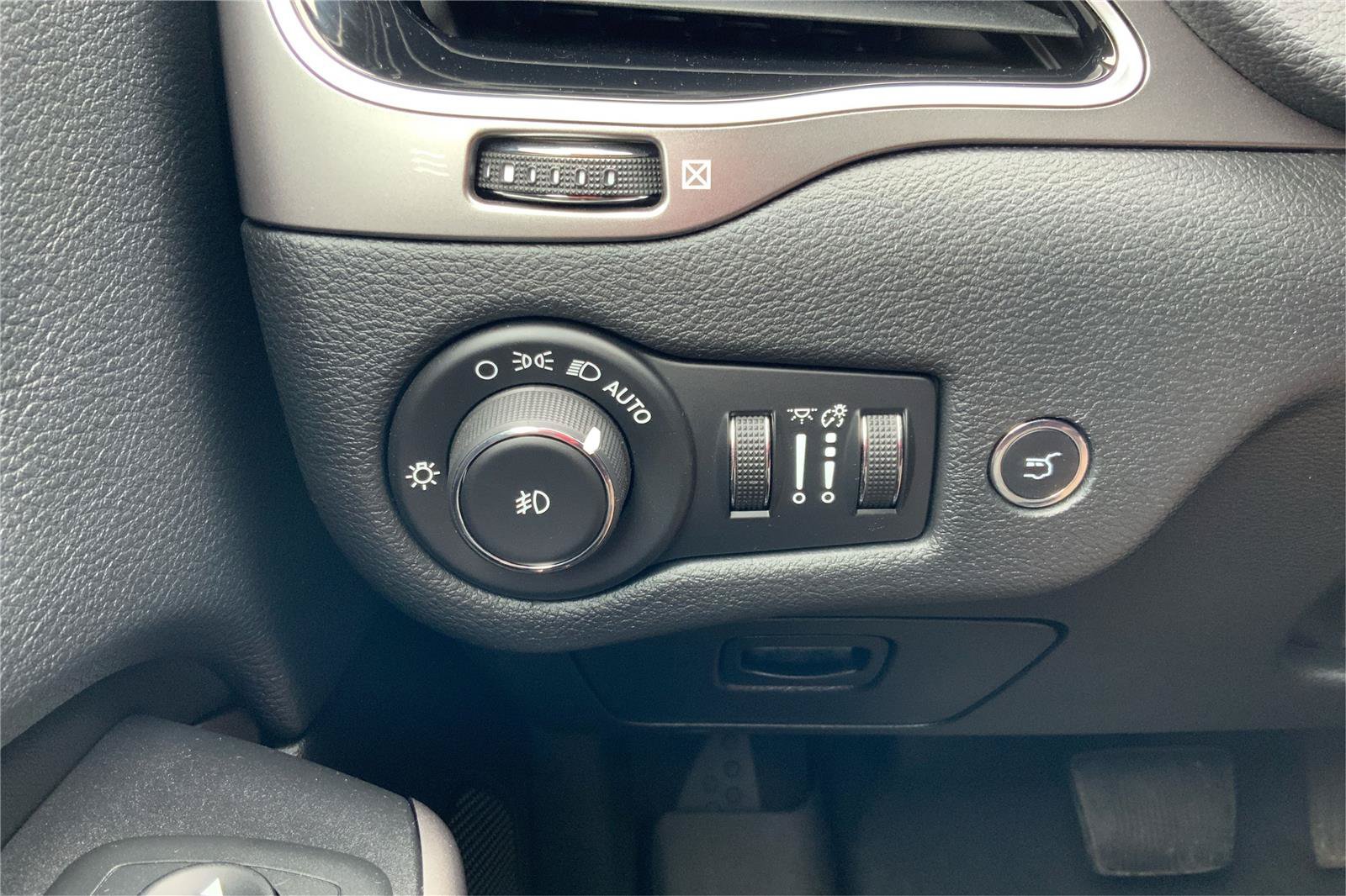 Used 2019 Jeep Cherokee Limited AWD/4WD image 17
