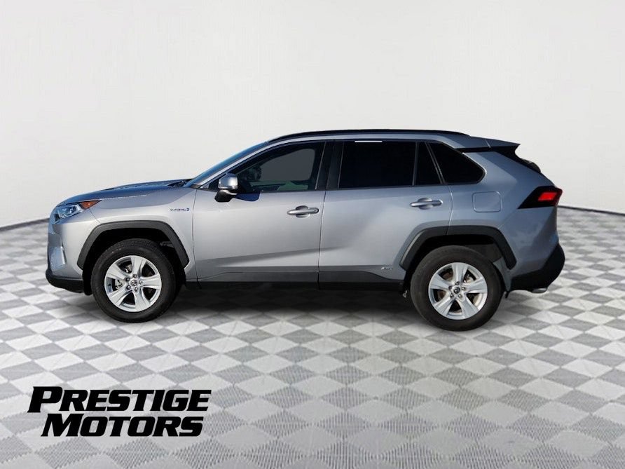 Used 2021 Toyota RAV4 XLE w/ Convenience Package AWD/4WD image 4