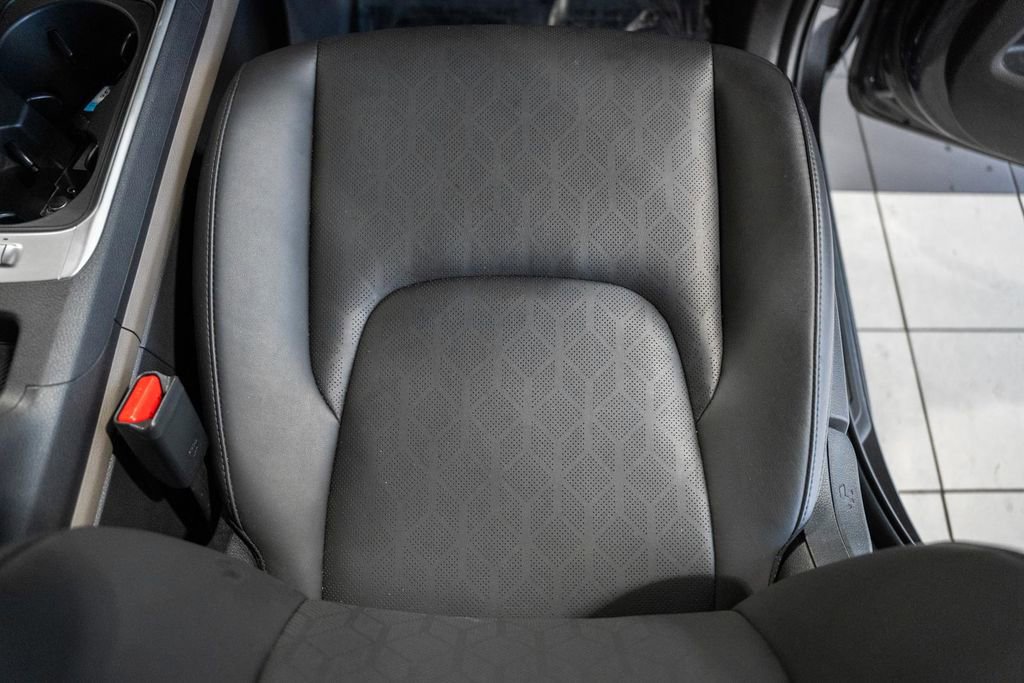 Used 2025 Kia Carnival FWD image 34