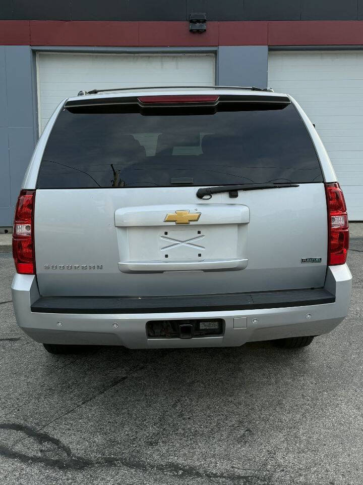 Used 2012 Chevrolet Suburban LT w/ Luxury Package AWD/4WD image 4