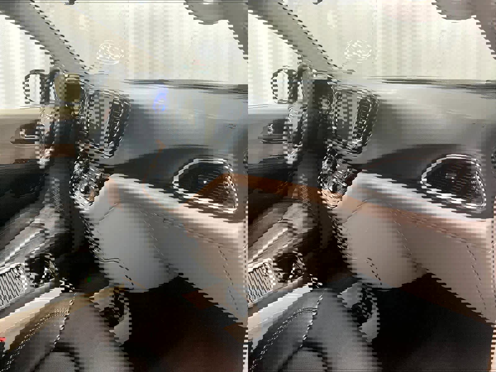 Used 2024 Chrysler Pacifica Touring-L image 14