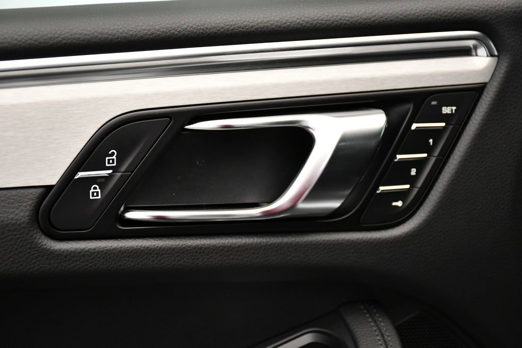 Used 2026 Porsche Macan AWD/4WD image 37