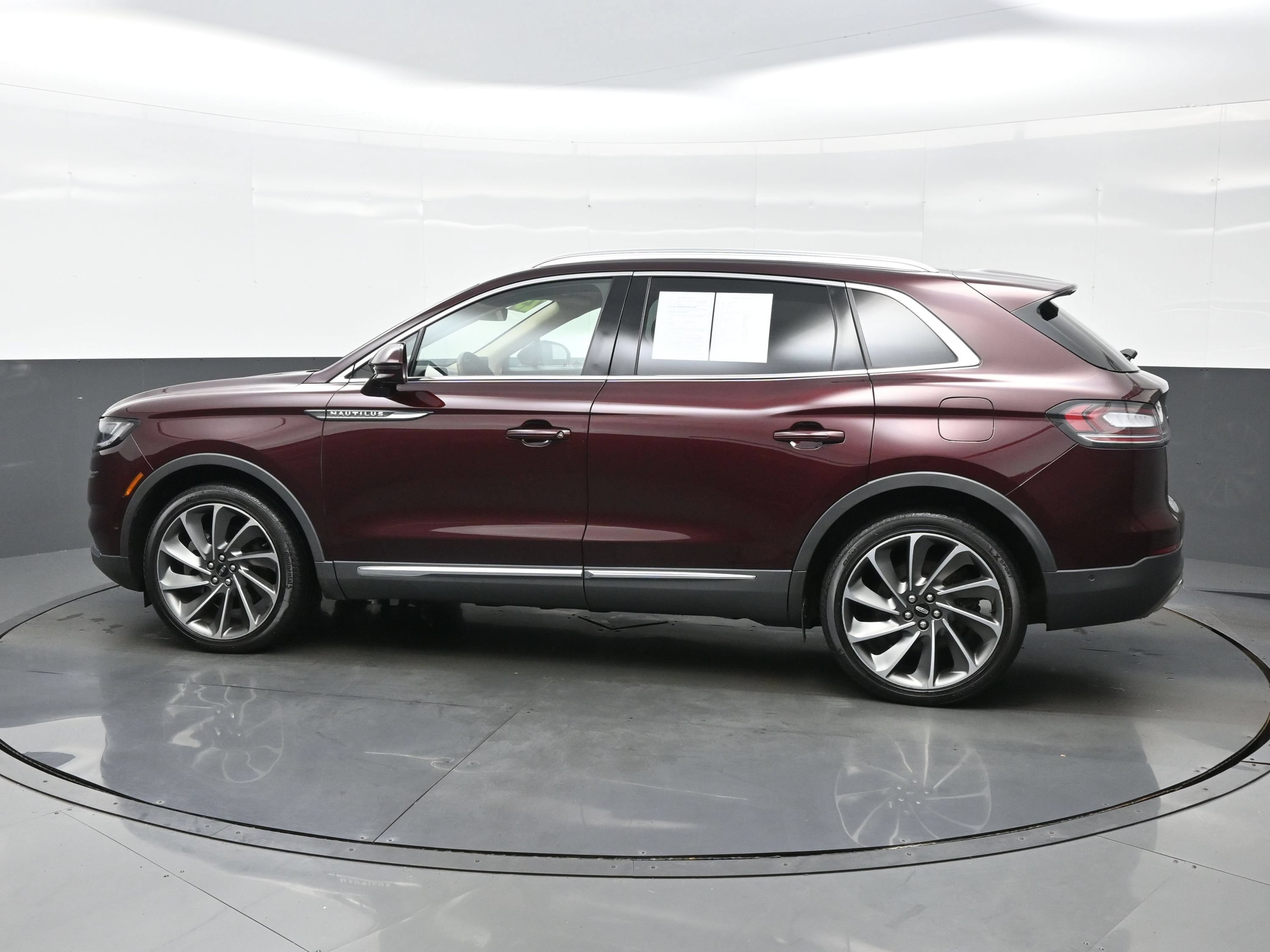 Used 2023 Lincoln Nautilus Reserve w/ Equipment Group 202A AWD/4WD image 3