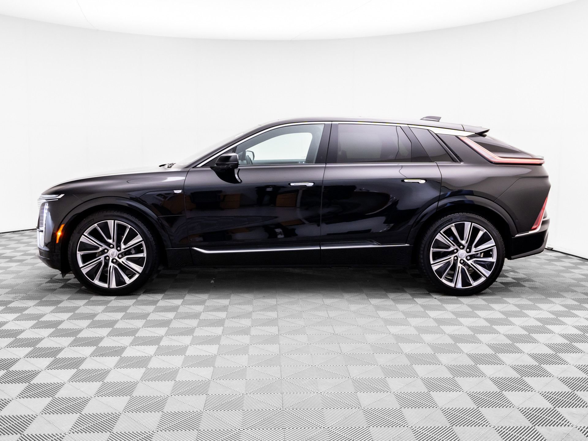 Certified 2025 Cadillac Lyriq Luxury w/ LPO, Floor Liner Package AWD/4WD image 2