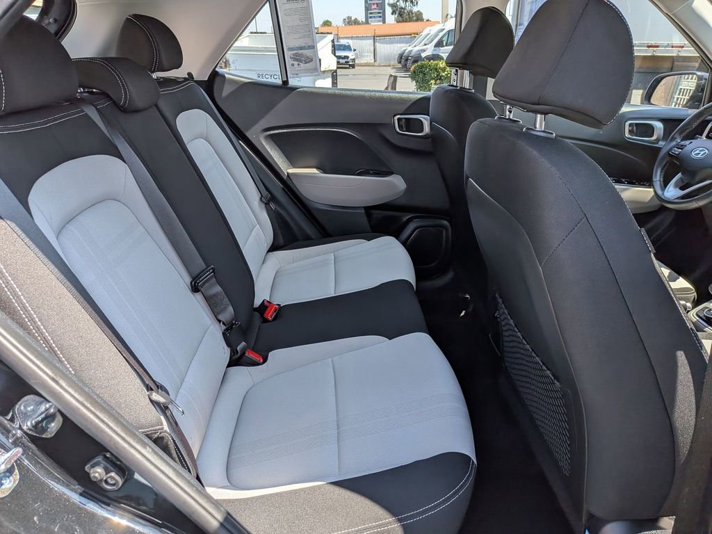 Used 2025 Hyundai Venue SEL image 30