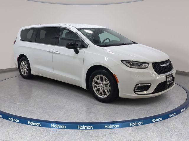 Used 2025 Chrysler Pacifica Select image 4