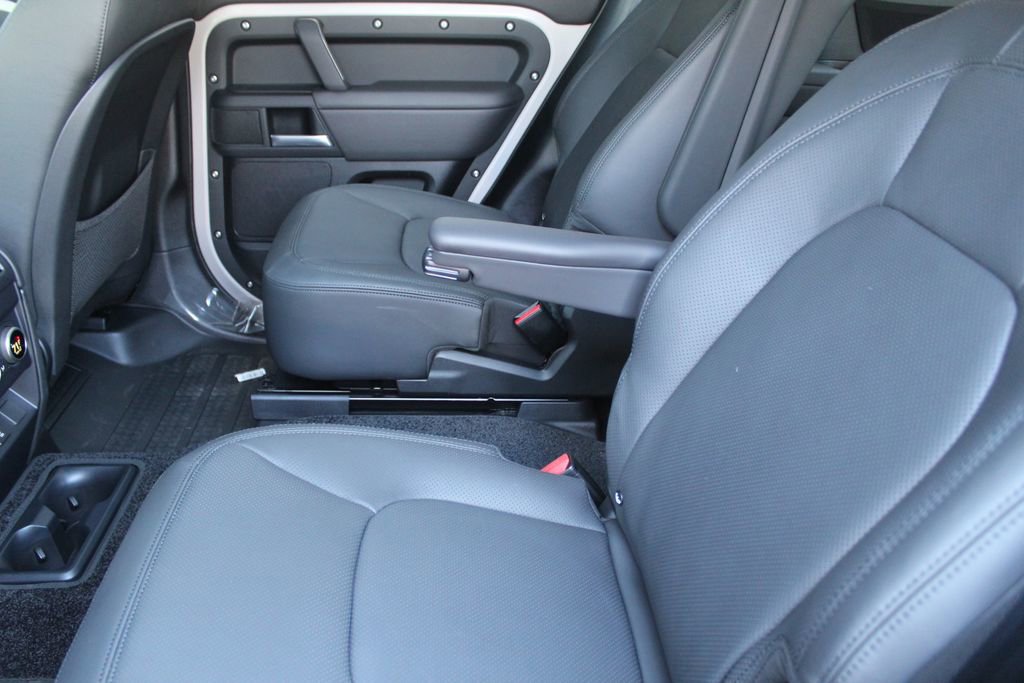 New 2026 Land Rover Defender 130 X-Dynamic SE image 4