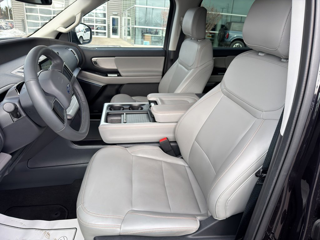 Used 2025 Ford Expedition Active image 13