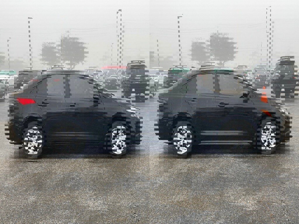 Used 2025 Toyota Corolla LE image 3