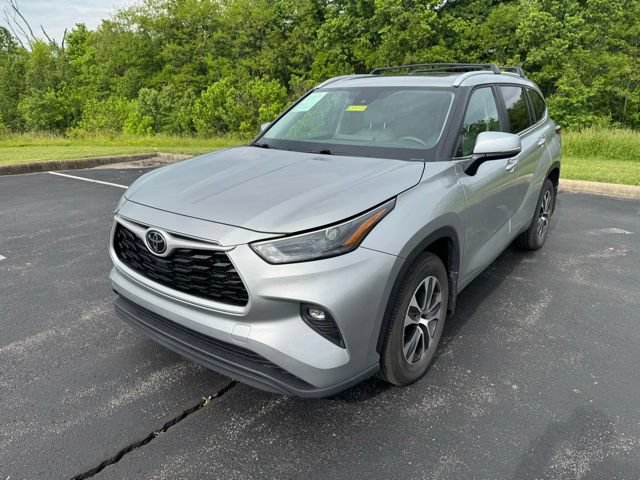 Used 2023 Toyota Highlander XLE AWD/4WD image 7