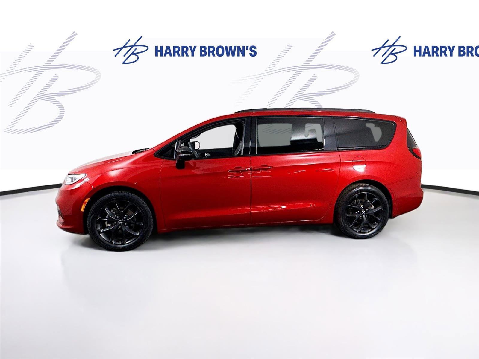 Used 2025 Chrysler Pacifica Limited image 30