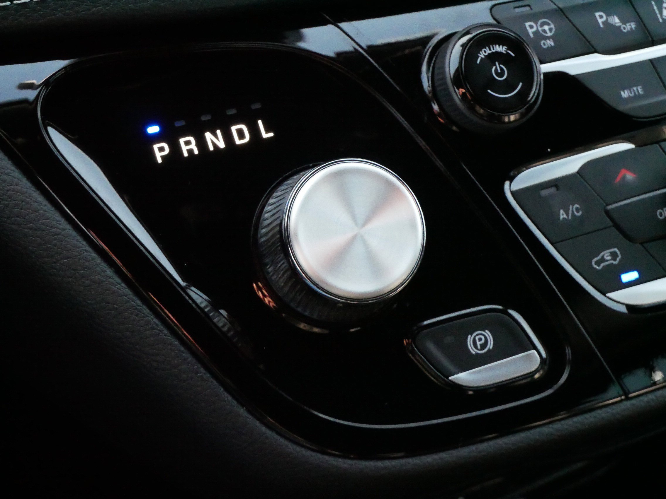 Used 2025 Chrysler Pacifica Select w/ Uconnect Theater Family Group image 24