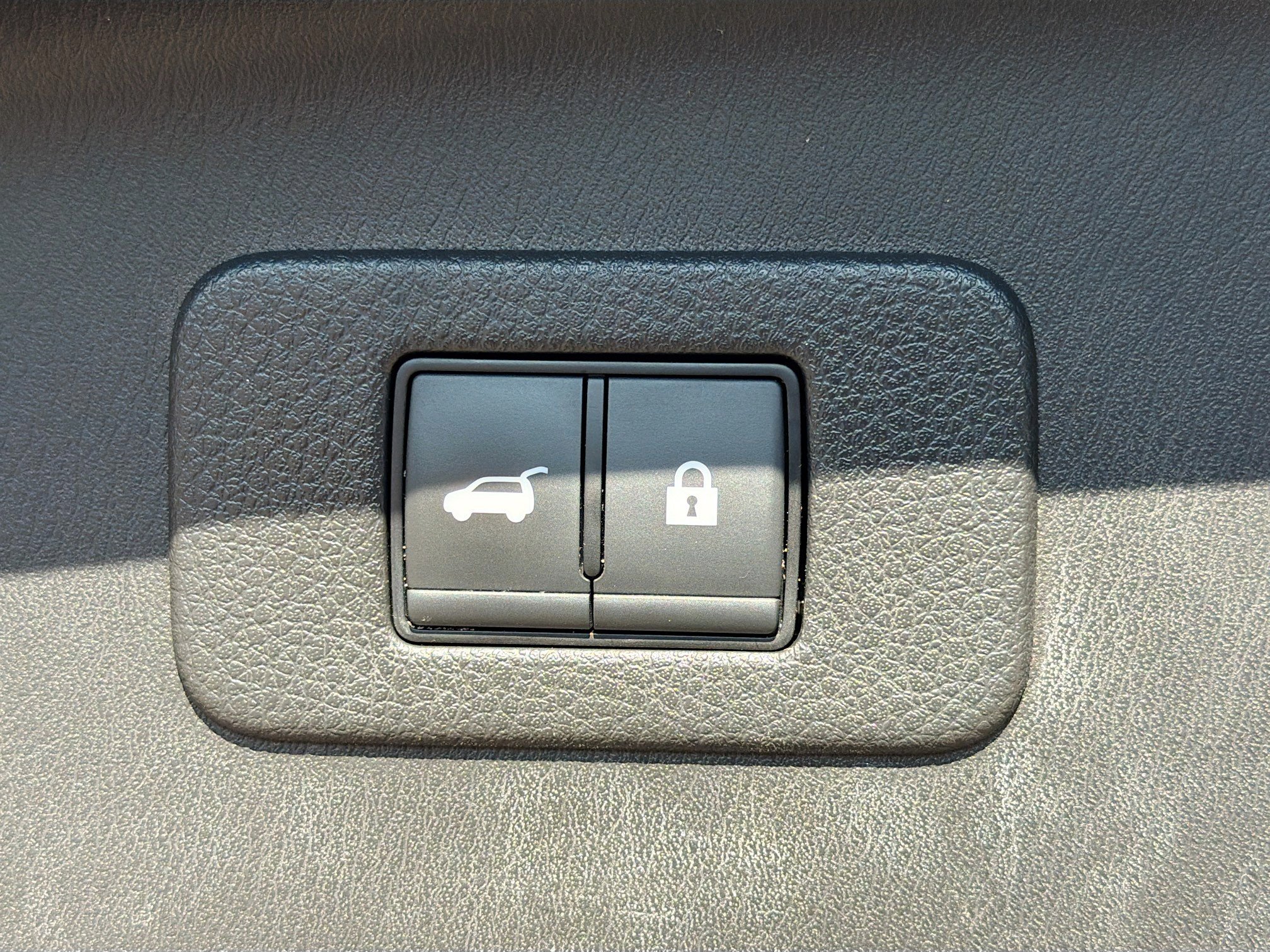 Used 2023 Nissan Armada SL w/ Captain's Chairs Package image 12