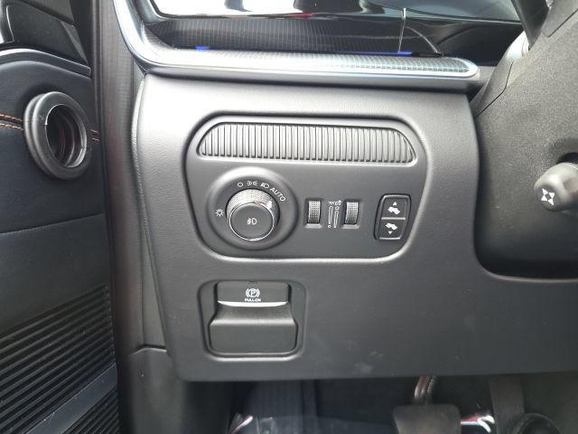 Used 2025 Jeep Grand Wagoneer L Series III w/ Rear Seat Video Group 1 AWD/4WD image 18