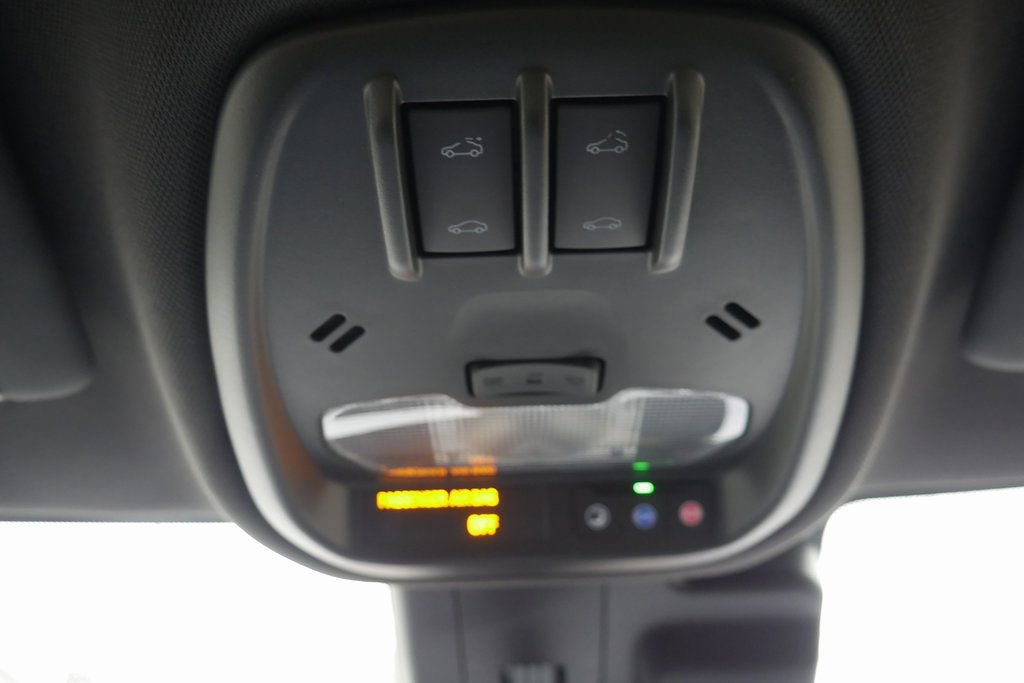 Used 2025 Chevrolet Trax RS w/ Sunroof Package image 21