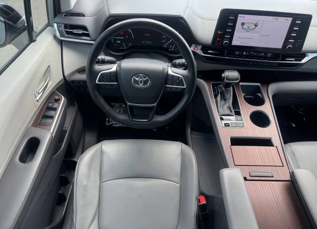 Used 2021 Toyota Sienna XLE FWD image 21