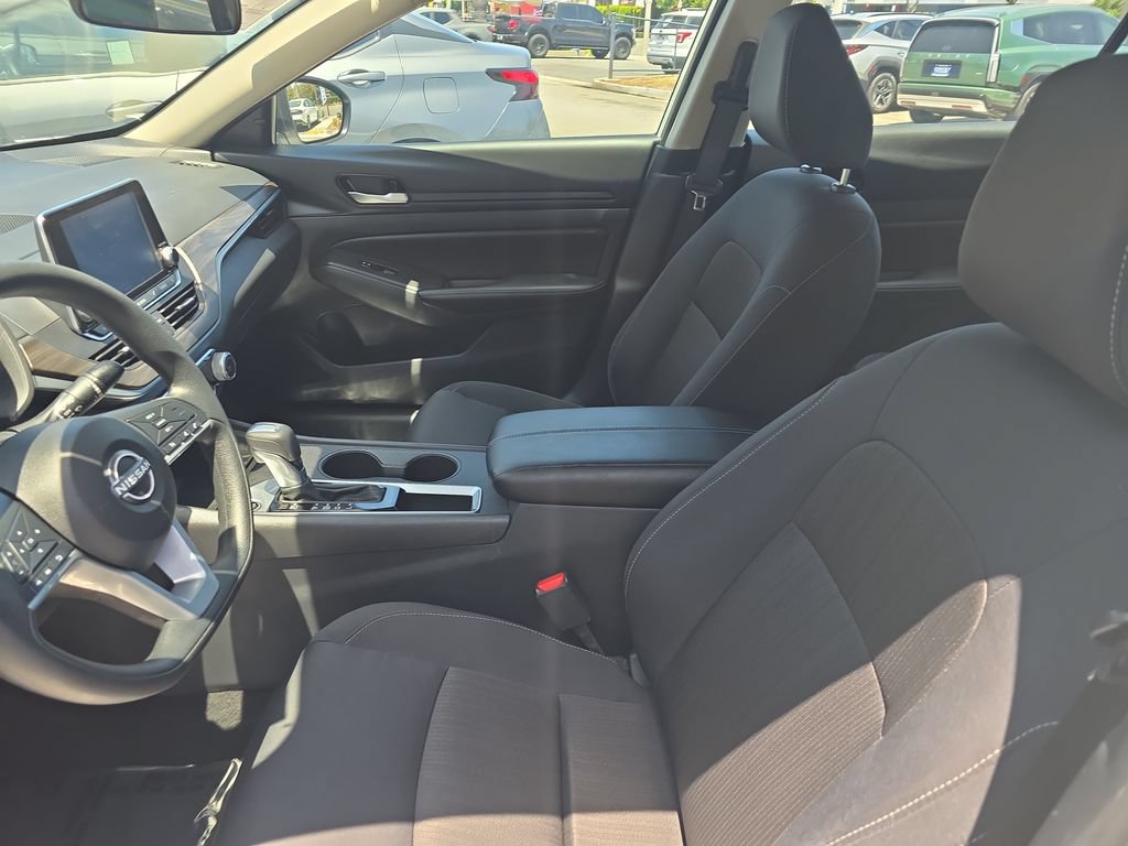 Used 2025 Nissan Altima 2.5 SV FWD image 9