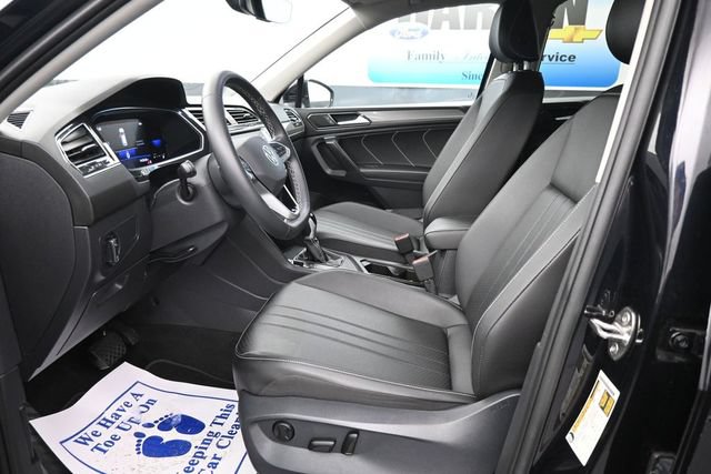 Used 2023 Volkswagen Tiguan SE w/ Panoramic Sunroof Package FWD image 13