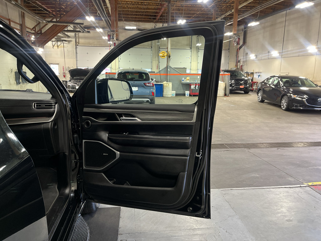 Used 2023 Jeep Wagoneer L Series II AWD/4WD image 22