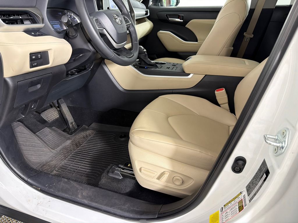 Used 2025 Toyota Highlander XLE AWD/4WD image 10
