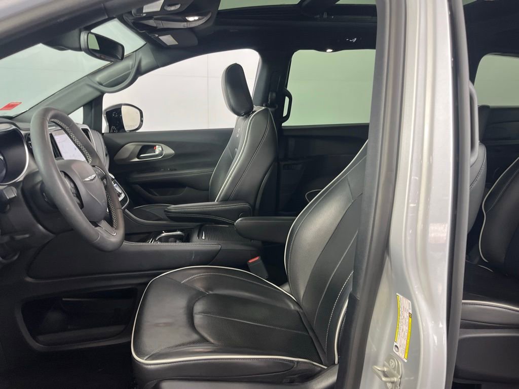 Used 2024 Chrysler Pacifica Premium image 19