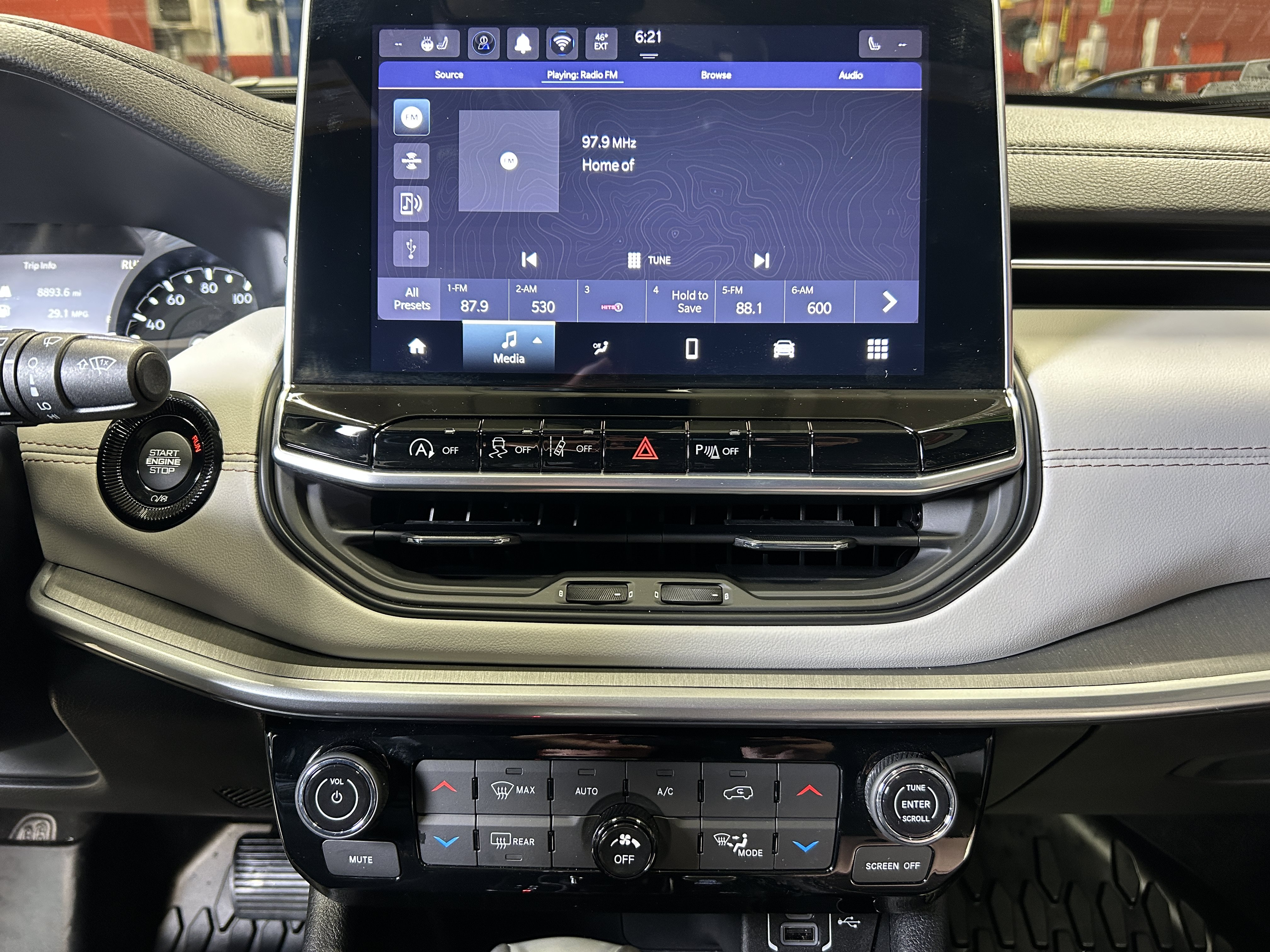 Certified 2025 Jeep Compass Limited w/ Sun & Sound Group AWD/4WD image 27