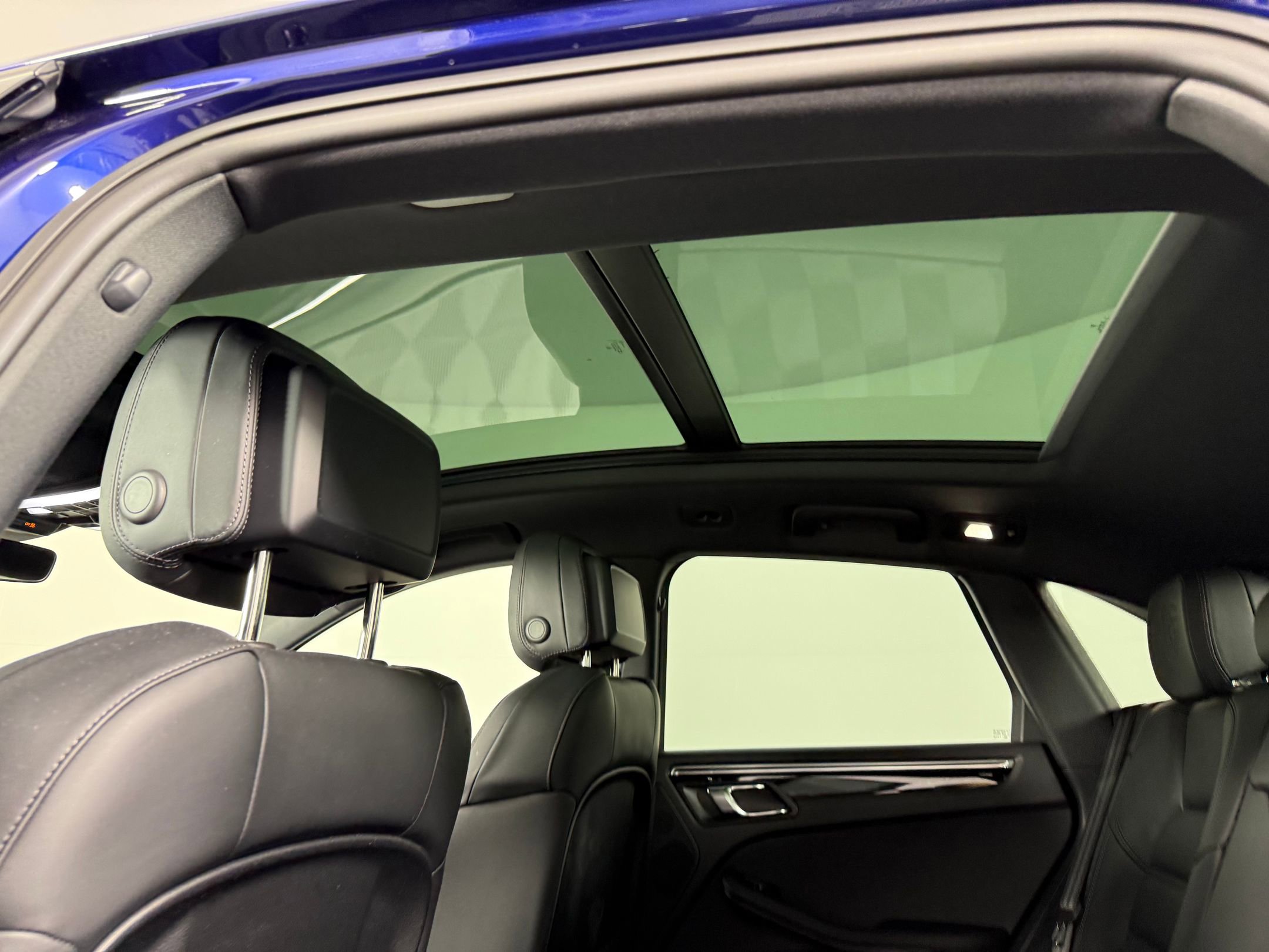 Certified 2025 Porsche Macan AWD/4WD image 17
