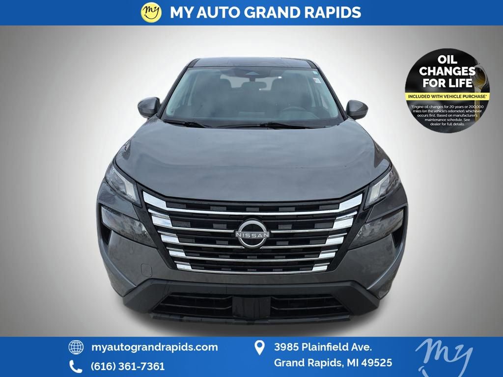 Used 2024 Nissan Rogue SV image 2