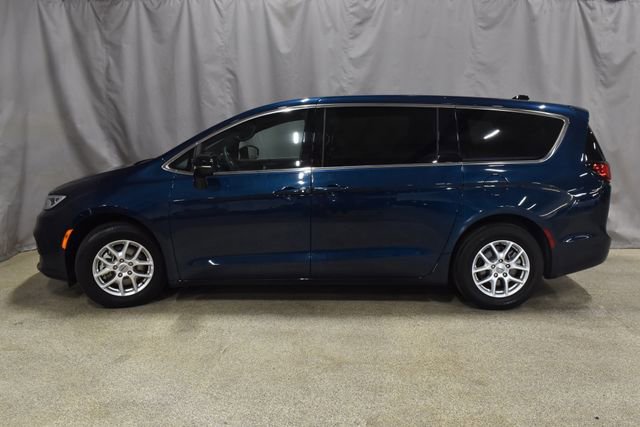 Certified 2025 Chrysler Pacifica Select image 6