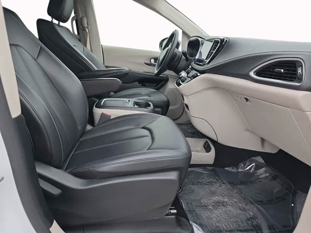 Used 2024 Chrysler Pacifica Select FWD image 18