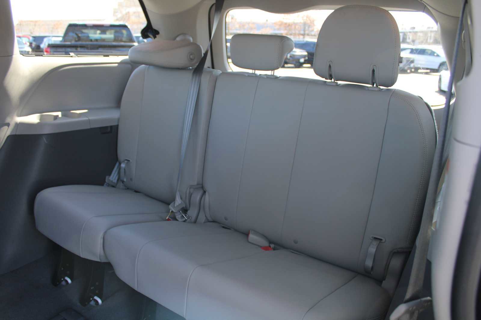 Used 2020 Toyota Sienna XLE w/ XLE Navigation Package image 12