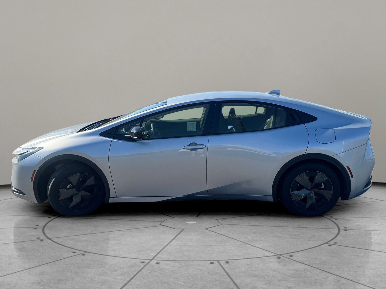 Used 2025 Toyota Prius LE image 8
