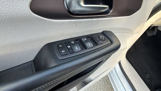 Used 2023 Chrysler Voyager LX FWD image 17