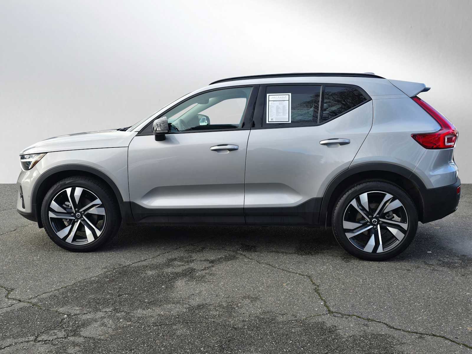 Certified 2025 Volvo XC40 B5 Plus w/ Climate Package image 6