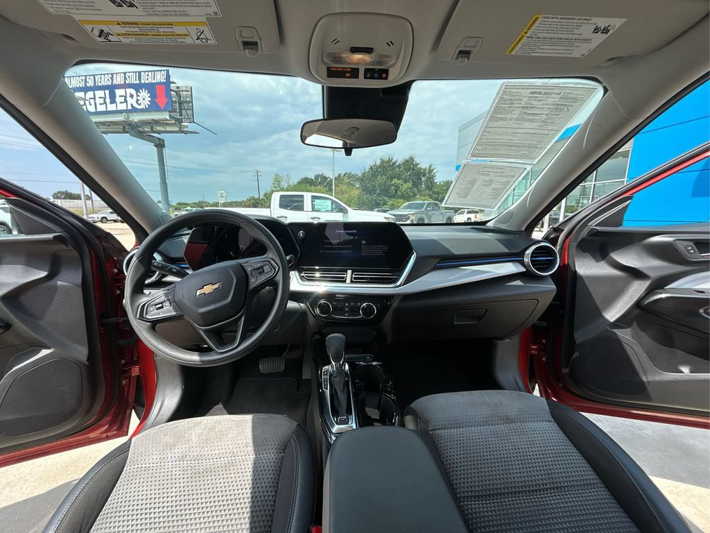 Used 2024 Chevrolet Trax LT FWD image 21