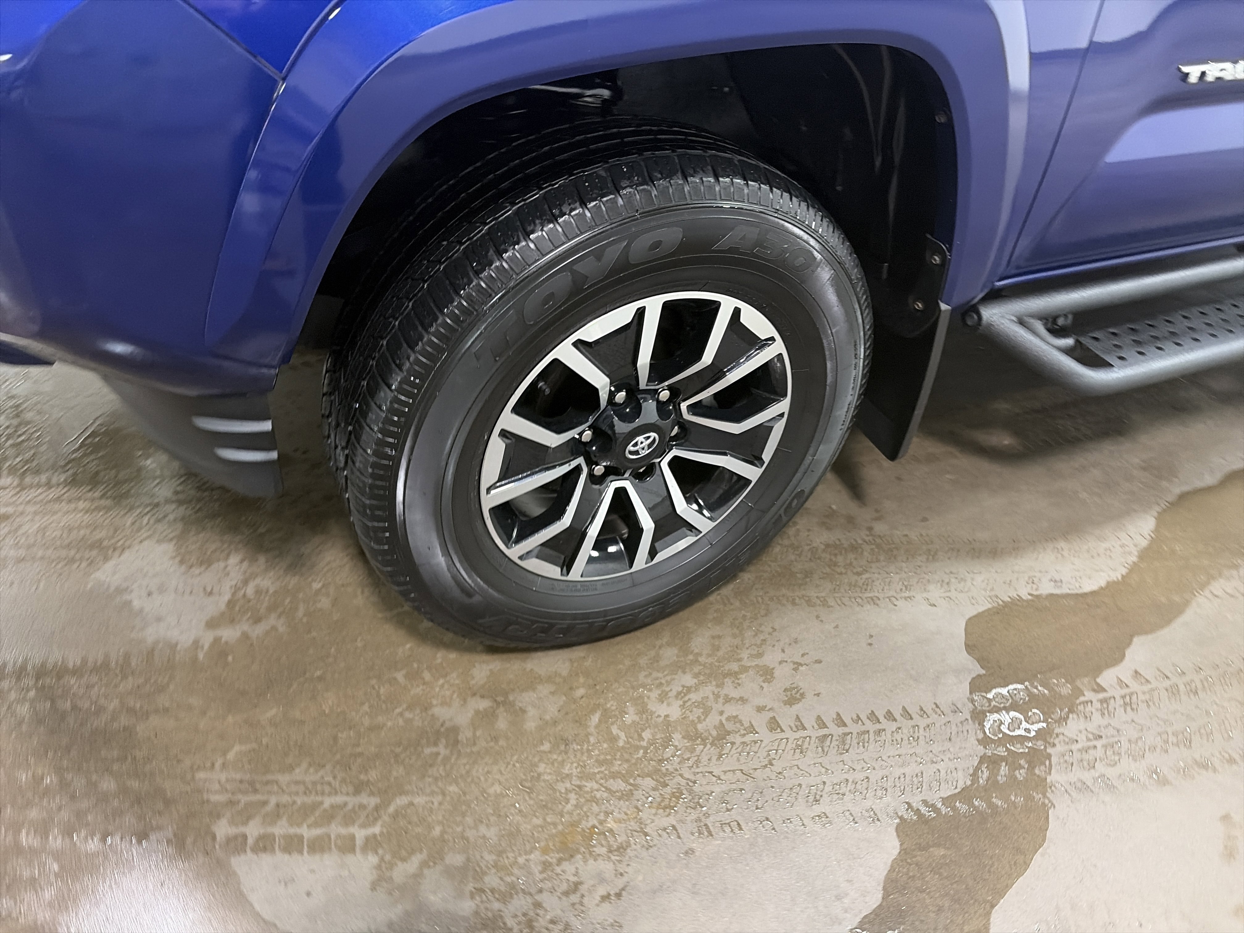 Used 2022 Toyota Tacoma TRD Sport w/ TRD Premium Sport Package AWD/4WD image 9