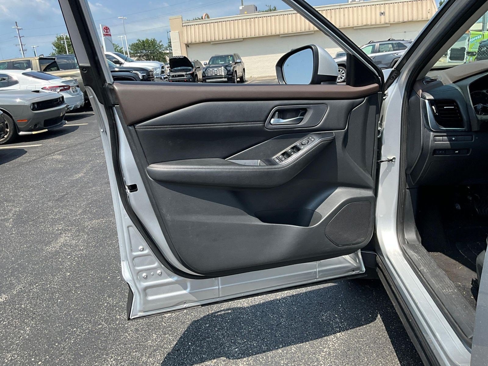 Used 2022 Nissan Rogue SV w/ SV Premium Package AWD/4WD image 18